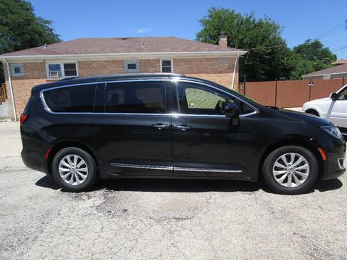 Used 2017 Chrysler Pacifica Touring-L FWD image 2