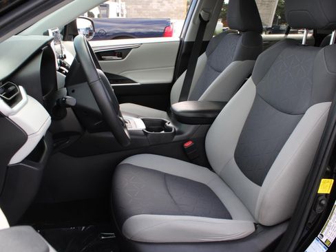 Used 2020 Toyota RAV4 XLE w/ Convenience Package AWD/4WD image 16