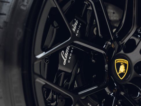 Used 2019 Lamborghini Huracan Performante AWD/4WD image 32
