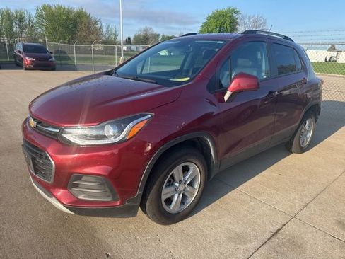 Used 2022 Chevrolet Trax LT w/ LT Convenience Package image 4