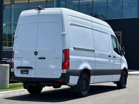 Used 2024 Mercedes-Benz Sprinter 2500 image 3