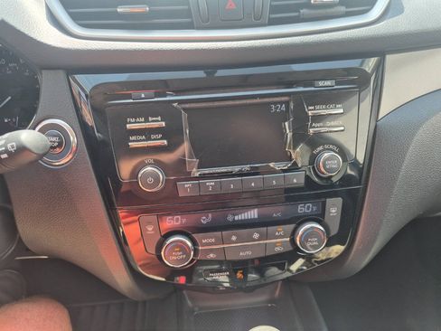 Used 2016 Nissan Rogue SV AWD/4WD image 16