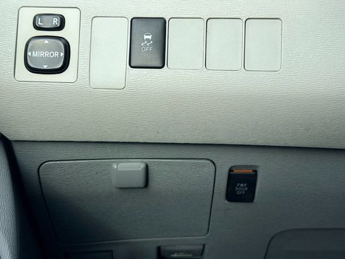 Used 2013 Toyota Sienna LE image 32