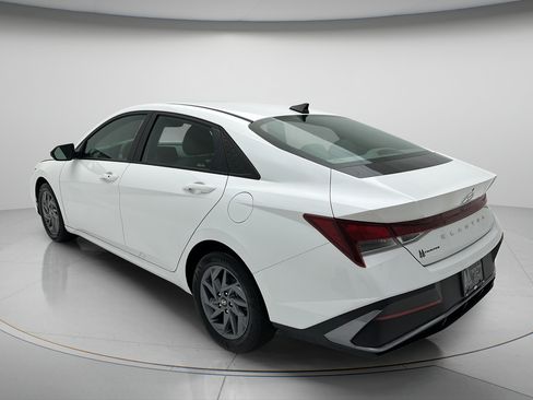 Used 2024 Hyundai Elantra SEL FWD image 7