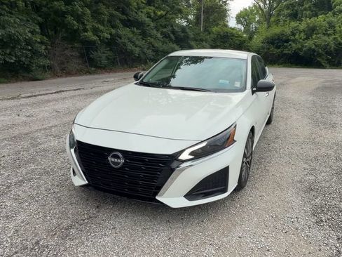 Used 2025 Nissan Altima 2.5 SV FWD image 3