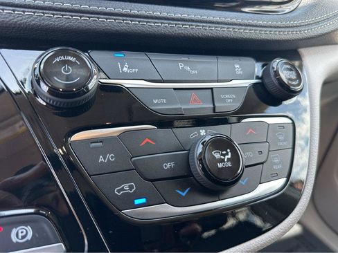 Used 2024 Chrysler Pacifica Limited FWD image 26