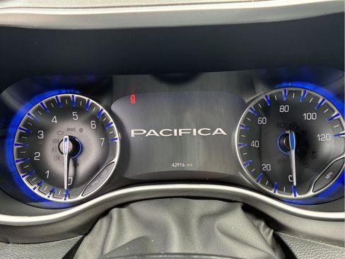 Used 2024 Chrysler Pacifica Touring-L FWD image 23