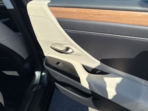 Used 2023 Lexus ES 250 w/ Premium Package image 11