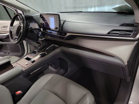 Used 2021 Toyota Sienna XLE image 23