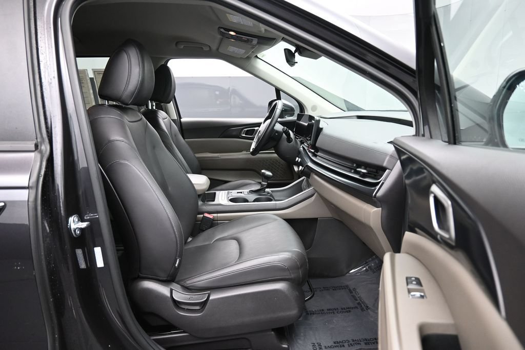 Used 2025 Kia Carnival FWD image 30