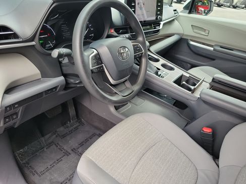 Used 2021 Toyota Sienna LE w/ LE Plus Package FWD image 19
