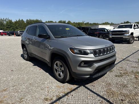 Used 2024 Jeep Compass Latitude AWD/4WD image 2