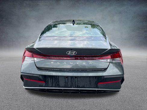 Certified 2025 Hyundai Elantra SE FWD image 31