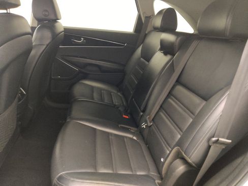 Used 2019 Kia Sorento SX image 18