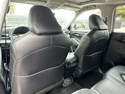 Used 2023 Toyota Highlander XLE image 23