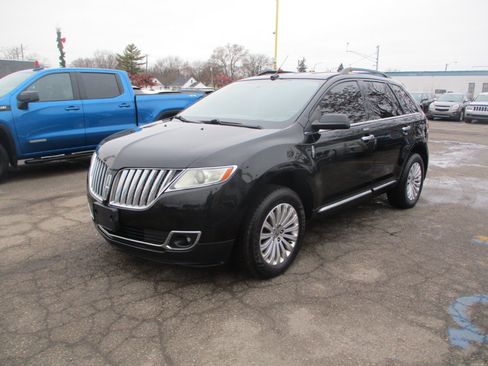 Used 2012 Lincoln MKX FWD image 3