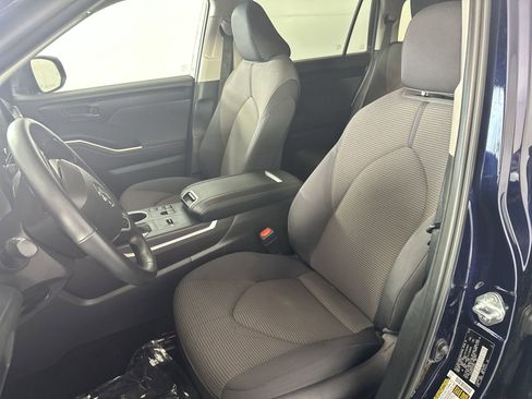 Used 2025 Toyota Highlander LE FWD image 11