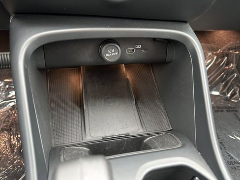 Certified 2025 Volvo XC40 B5 Core image 28