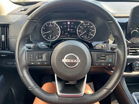 Used 2025 Nissan Pathfinder SL FWD image 12