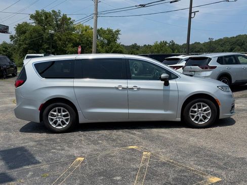 Used 2023 Chrysler Pacifica Touring-L FWD image 2