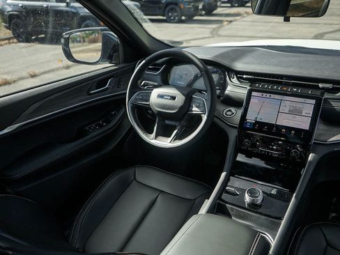 New 2025 Jeep Grand Cherokee Limited image 14