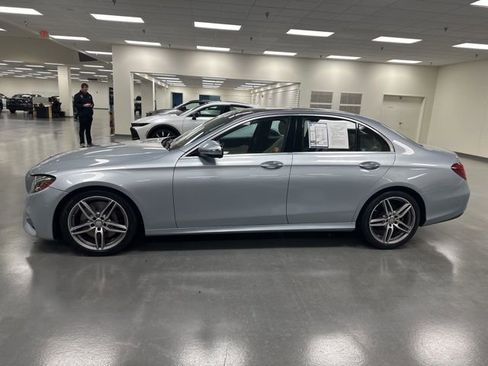 Used 2017 Mercedes-Benz E 300 4MATIC image 4