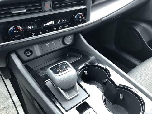 Used 2025 Nissan Rogue SV image 27