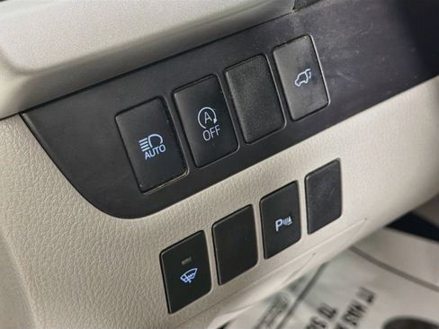 Used 2018 Toyota Highlander Limited FWD image 11