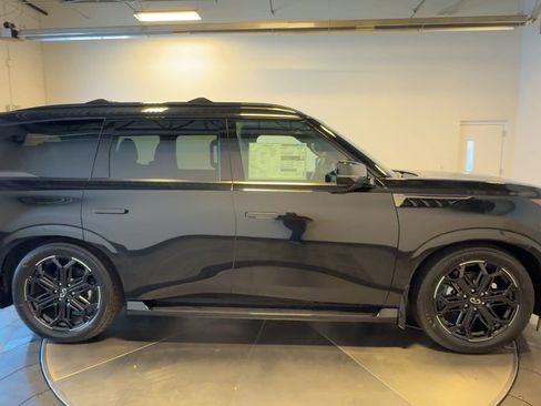 New 2026 INFINITI QX80 4WD image 9