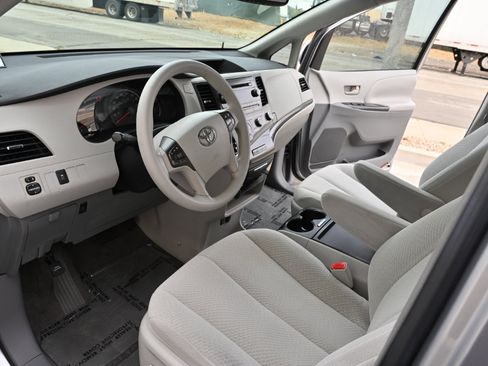 Used 2011 Toyota Sienna LE w/ Towing Pkg image 10