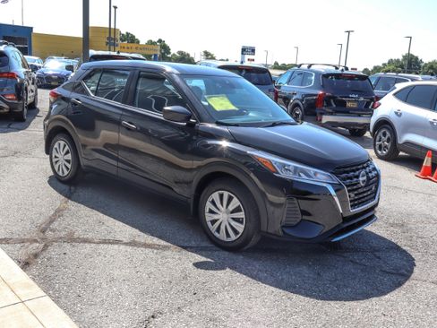 Used 2023 Nissan Kicks S FWD image 3