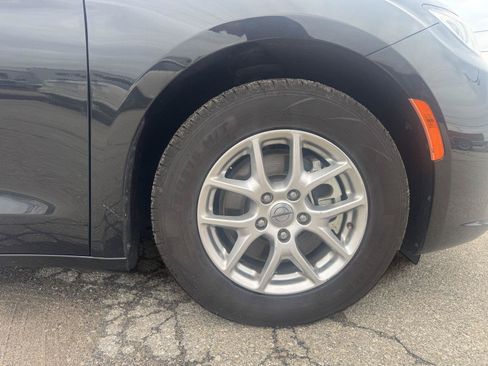 Used 2023 Chrysler Pacifica Touring-L FWD image 10