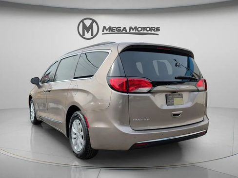 Used 2017 Chrysler Pacifica Touring-L image 5