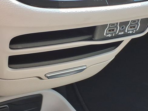 Used 2024 Chrysler Pacifica Limited FWD image 32