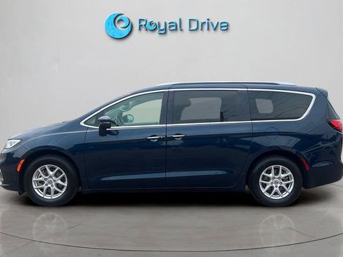 Used 2021 Chrysler Pacifica Touring-L w/ Uconnect Theater Family Group FWD image 3
