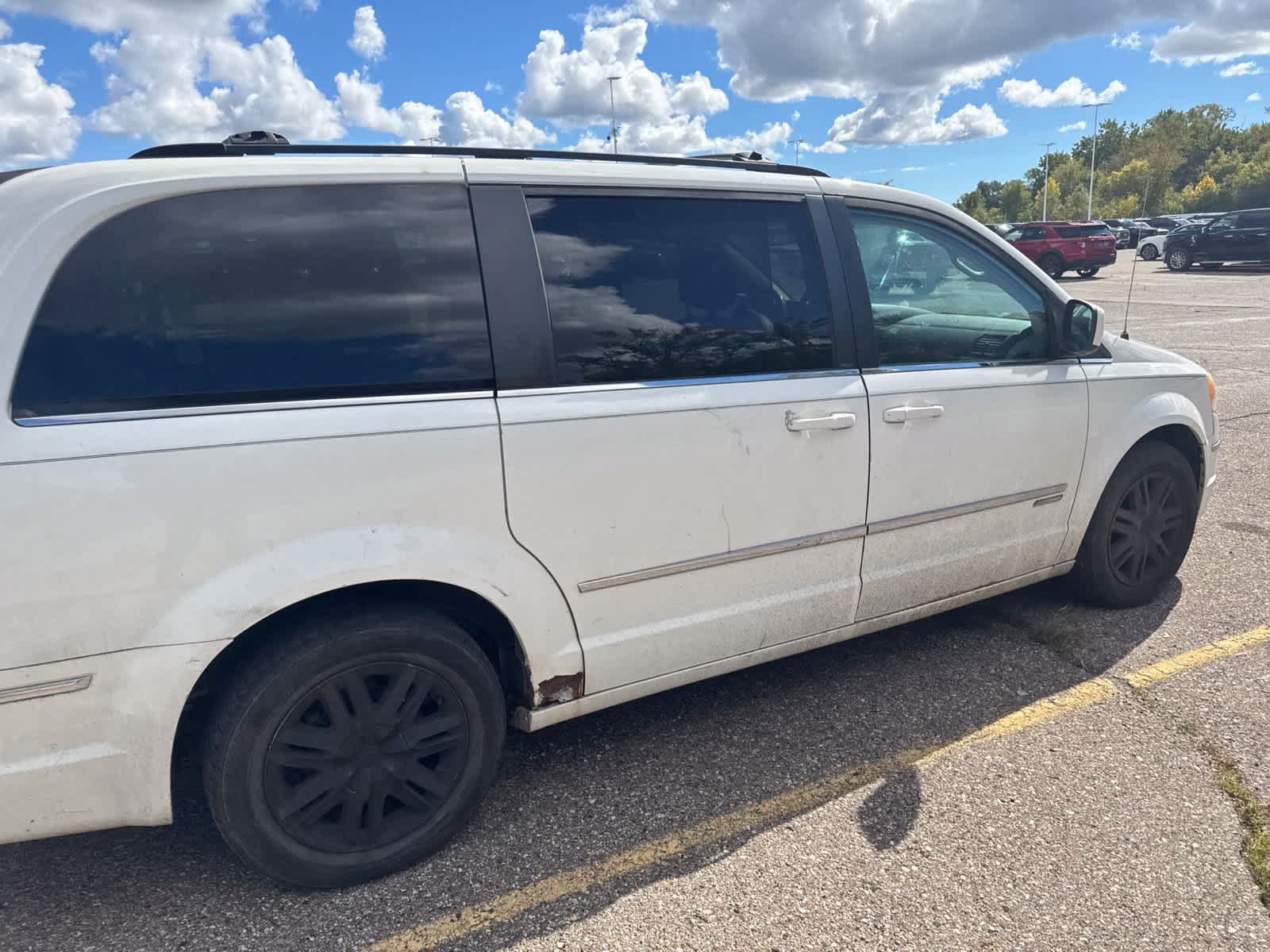 Used 2010 Chrysler Town & Country Touring FWD image 13