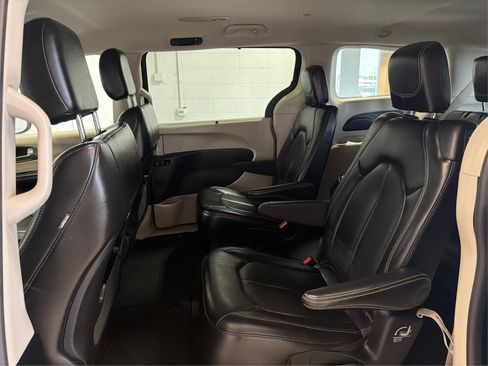 Used 2023 Chrysler Pacifica Touring-L FWD image 10