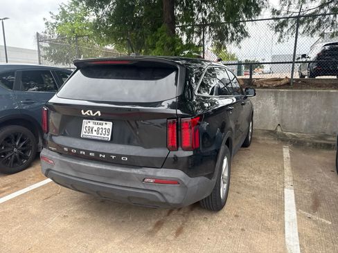 Used 2022 Kia Sorento LX FWD image 3