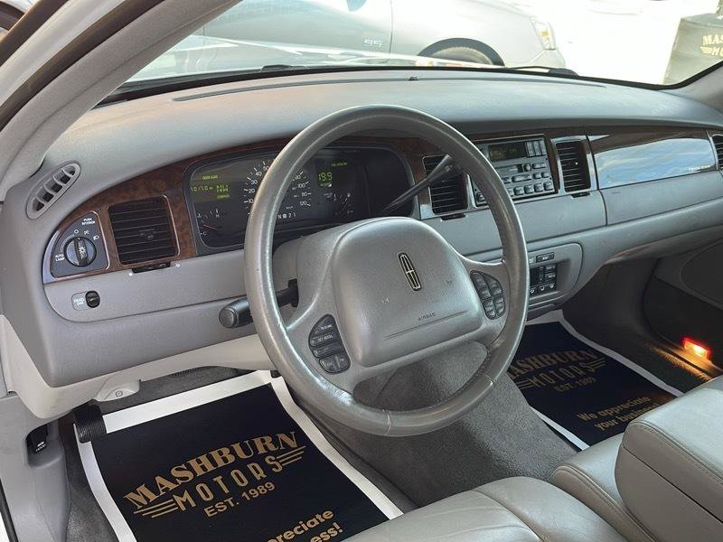 Used 1999 Lincoln Town Car Signature RWD image 28