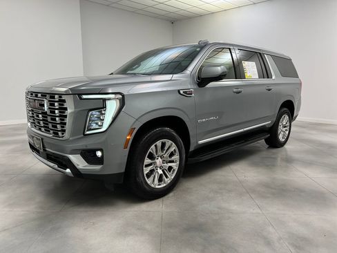 Used 2025 GMC Yukon XL Denali RWD image 3