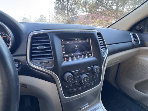 Used 2019 Jeep Grand Cherokee Laredo image 16