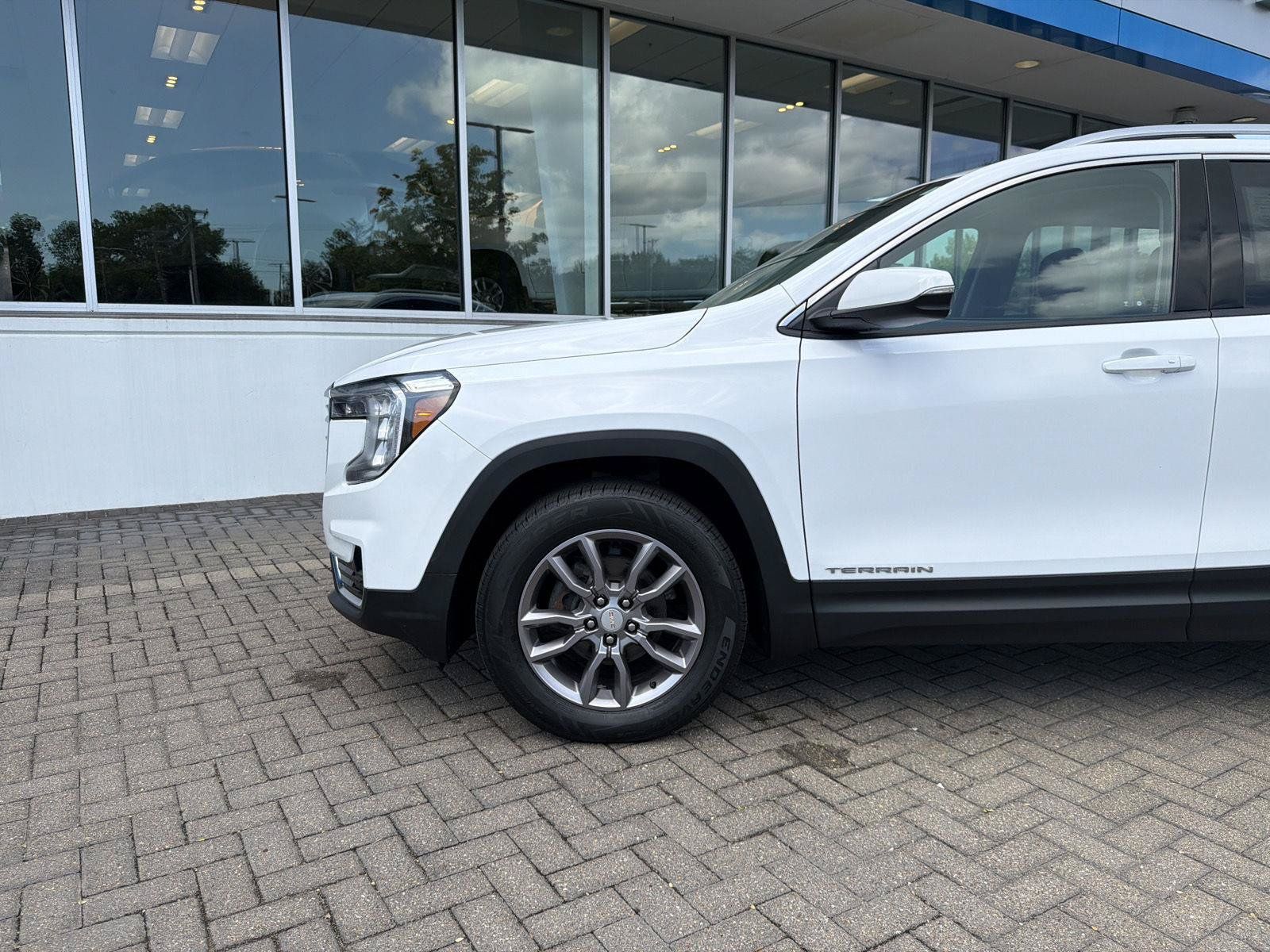 Used 2023 GMC Terrain SLT AWD/4WD image 9