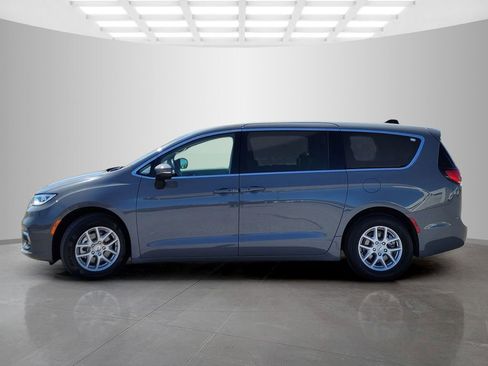 Used 2023 Chrysler Pacifica Touring-L image 7