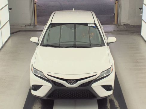 Used 2020 Toyota Camry SE FWD image 2