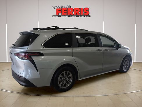 Used 2023 Toyota Sienna LE AWD/4WD image 5