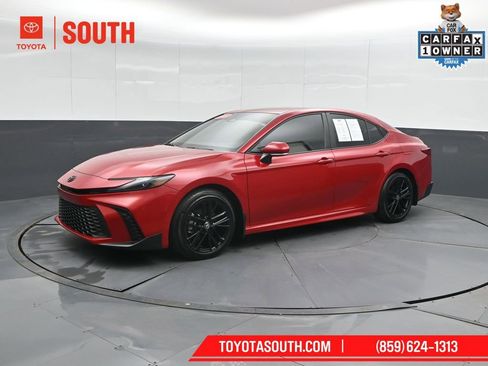 Used 2025 Toyota Camry SE image 7