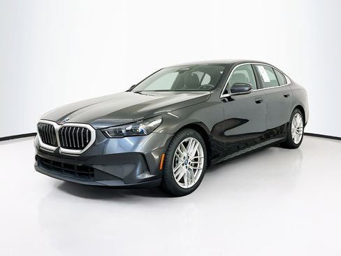 Used 2024 BMW 530i xDrive image 3