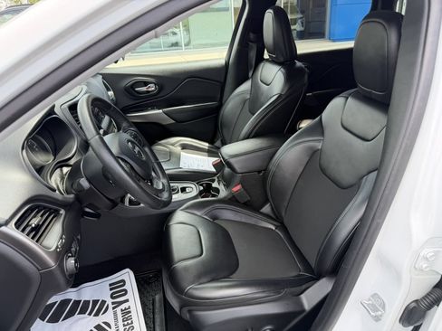 Used 2019 Jeep Cherokee Latitude Plus w/ Comfort/Convenience Group AWD/4WD image 17
