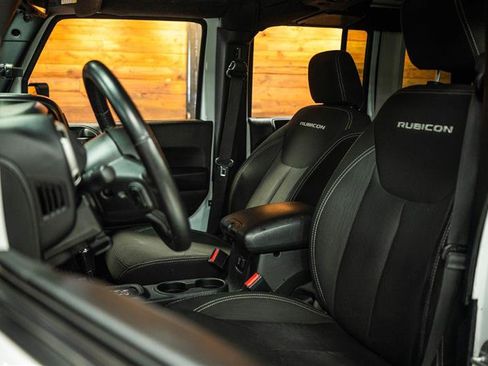 Used 2017 Jeep Wrangler Unlimited Rubicon w/ Connectivity Group AWD/4WD image 9