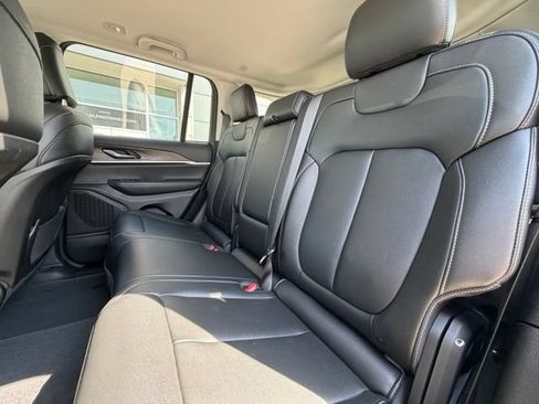 Used 2023 Jeep Grand Cherokee Limited AWD/4WD image 10